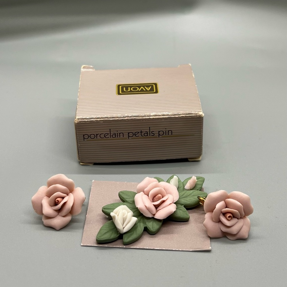 NEW| Avon vintage porcelain earrings and pin set - Picture 4 of 7
